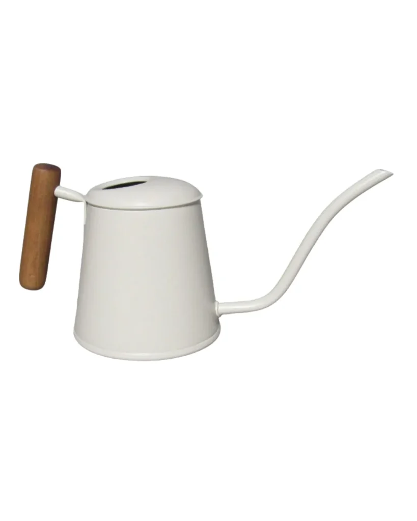 Arrosoir beige 1L Guillouard avec poignée en bois et bec fin sur fond blanc
