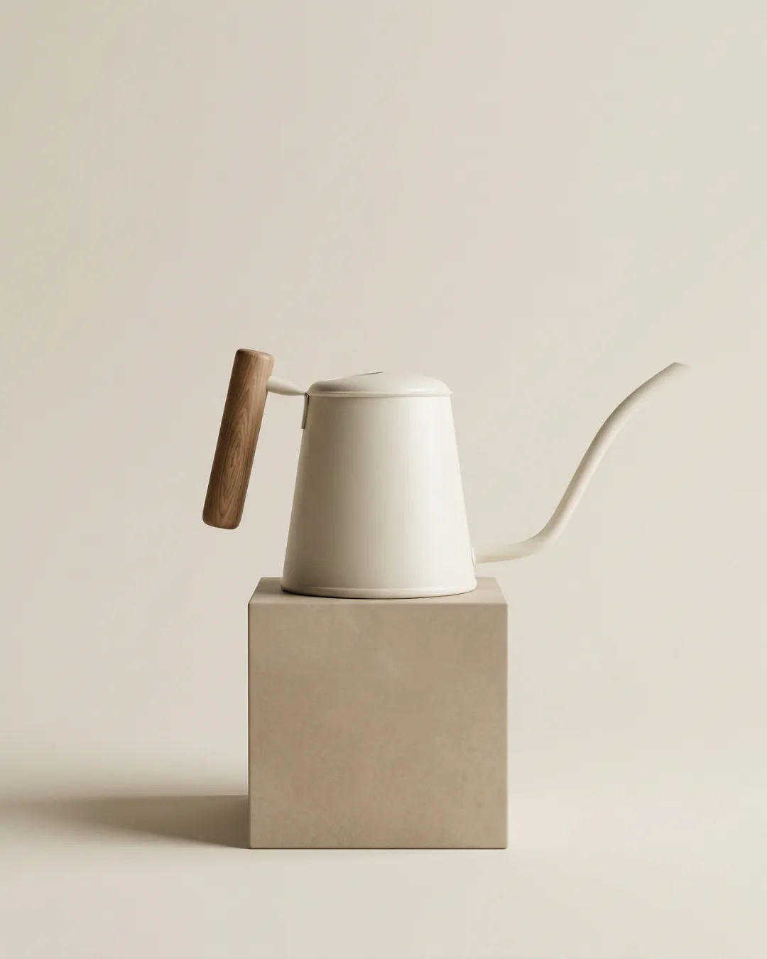 Arrosoir beige 1L Guillouard avec poignée en bois et long bec fin présenté sur un socle beige