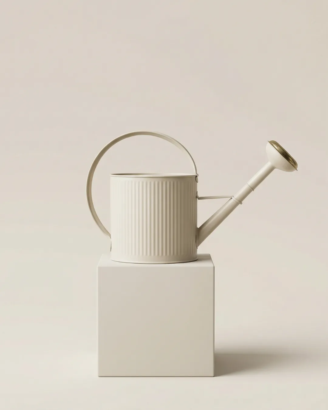 Arrosoir beige 4L avec pomme amovible Guillouard présenté sur un socle clair avec grande anse ergonomique
