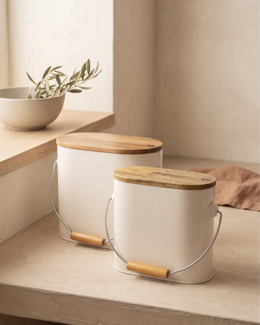Lot de 2 boîtes de conservation fruits et légumes Guillouard beige avec couvercles en bois dans une cuisine