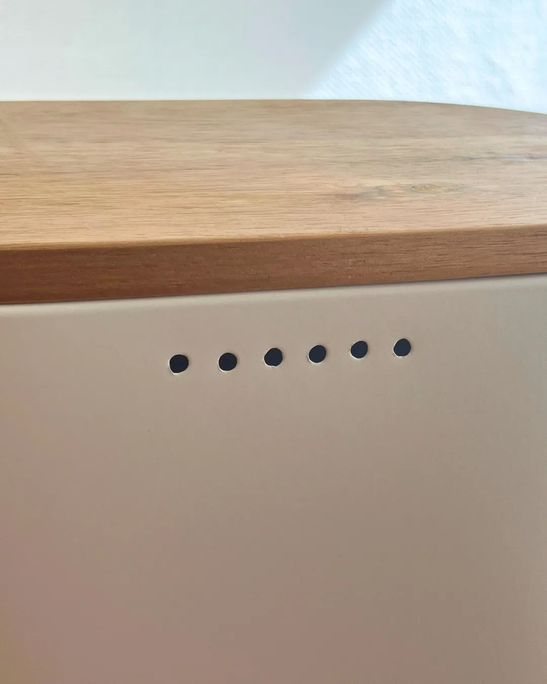 Détail des trous d’aération d’une boîte de conservation fruits et légumes Guillouard sous le couvercle en bois