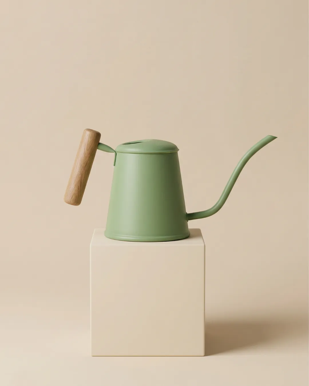 Arrosoir 1L vert céladon Guillouard avec poignée en bois et long bec fin sur fond beige